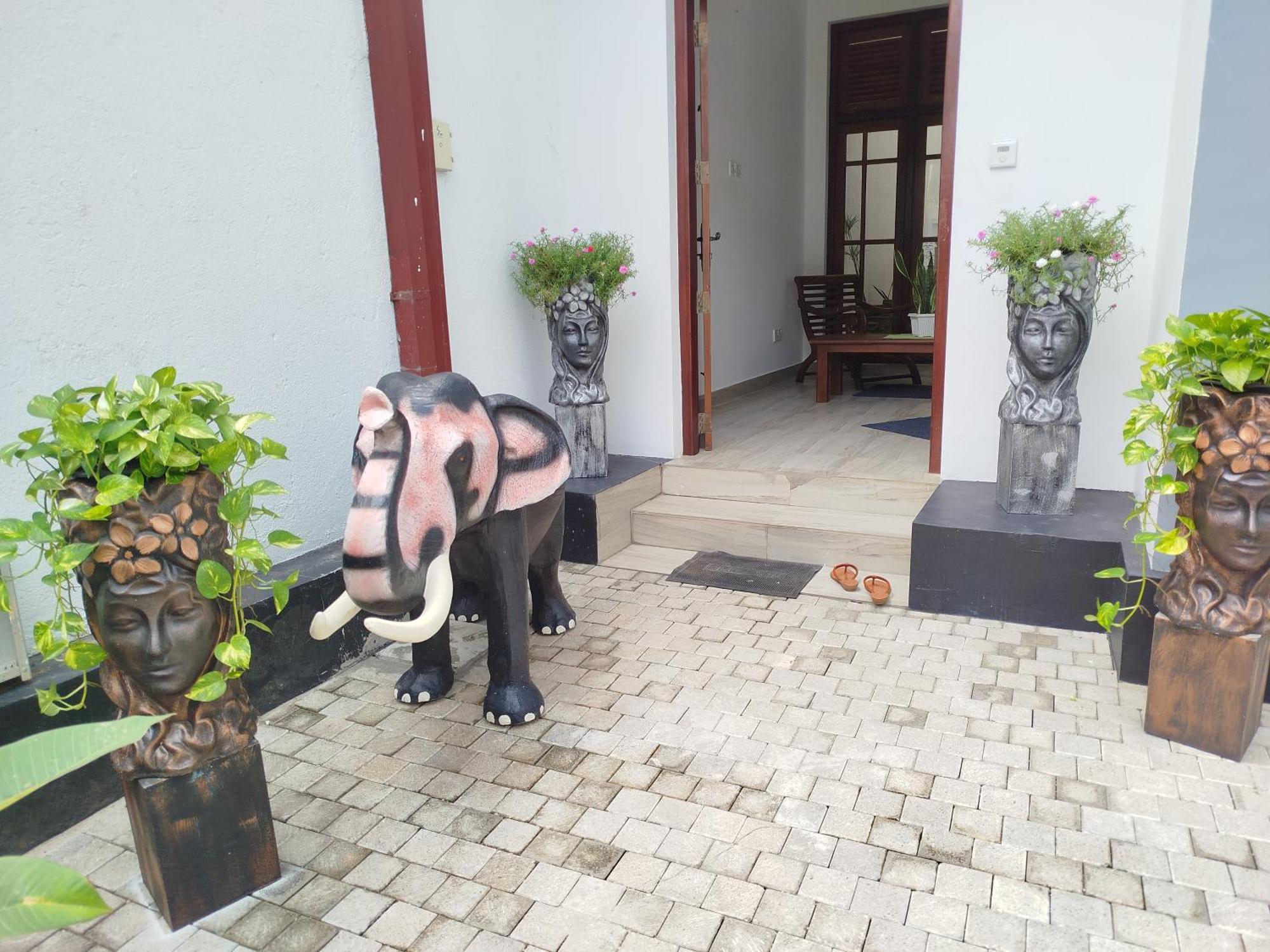 Elzangi Hotel Негомбо Екстериор снимка